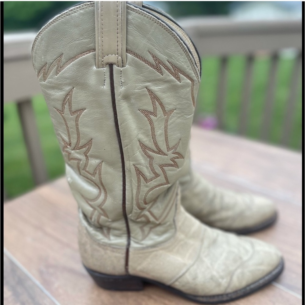 Vintage Tony Lama Winter White Cowboy boots